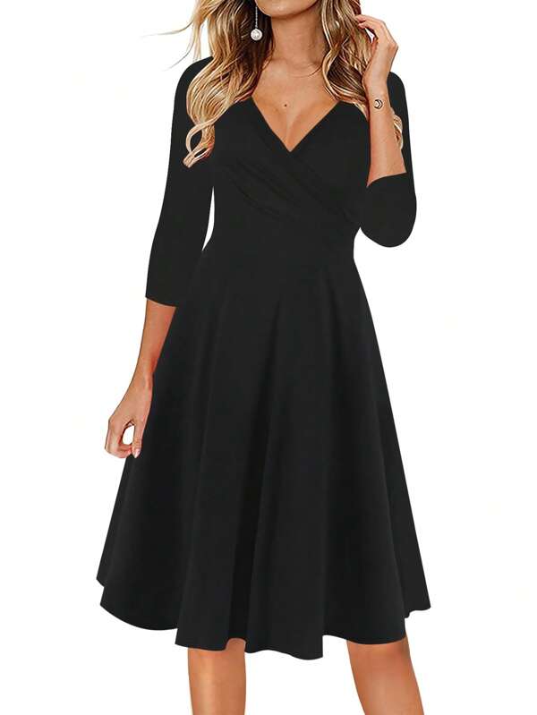 فستان موحدة اللون عنق متداخل