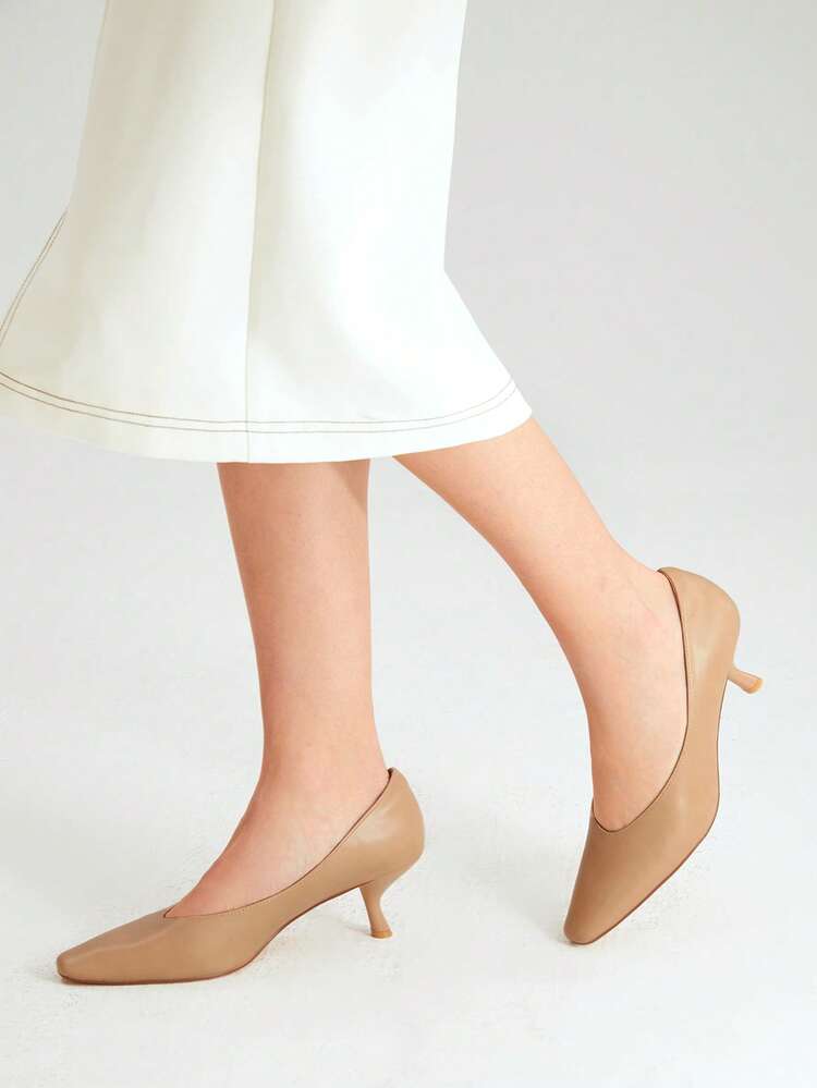 CURVED KITTEN HEEL PUMPS