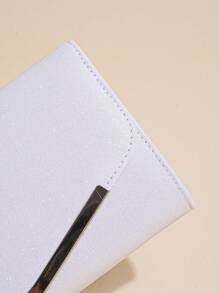 Túi cầm tay dự tiệc dành cho nữ, kiểu dáng phong bì bóng bẩy với dây đeo xích có thể tháo rời, thanh lịch và tinh tế. Chiếc túi vuông sơn mài này phù hợp cho các bữa tiệc, dạ hội và các dịp khác, là sự lựa chọn lý tưởng cho các cô gái và quý cô thích tiệc tùng. - trắng - Xem 5