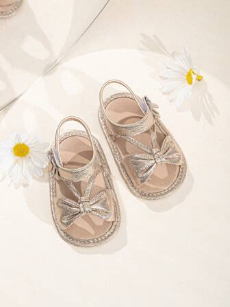 女嬰結飾金屬質感踝帶平底涼鞋適合夏天