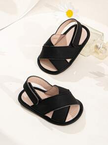 1 双婴儿钩环简单交叉凉鞋