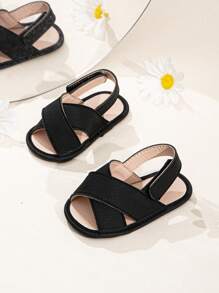 1 双婴儿钩环简单交叉凉鞋