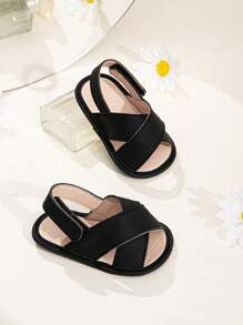 1 双婴儿钩环简单交叉凉鞋