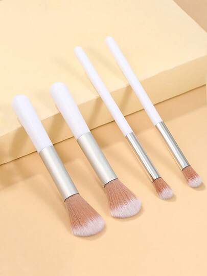 2件套便携式化妆刷套装，包含粉底刷、遮瑕刷、腮红刷、修容刷、古铜粉刷、散粉刷等。