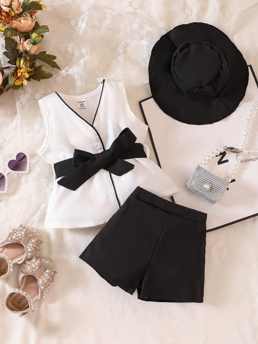Bộ áo khoác dài có thắt lưng, quần short và mũ cho bé gái (phối viền tương phản). - Đen và trắng - Xem 1