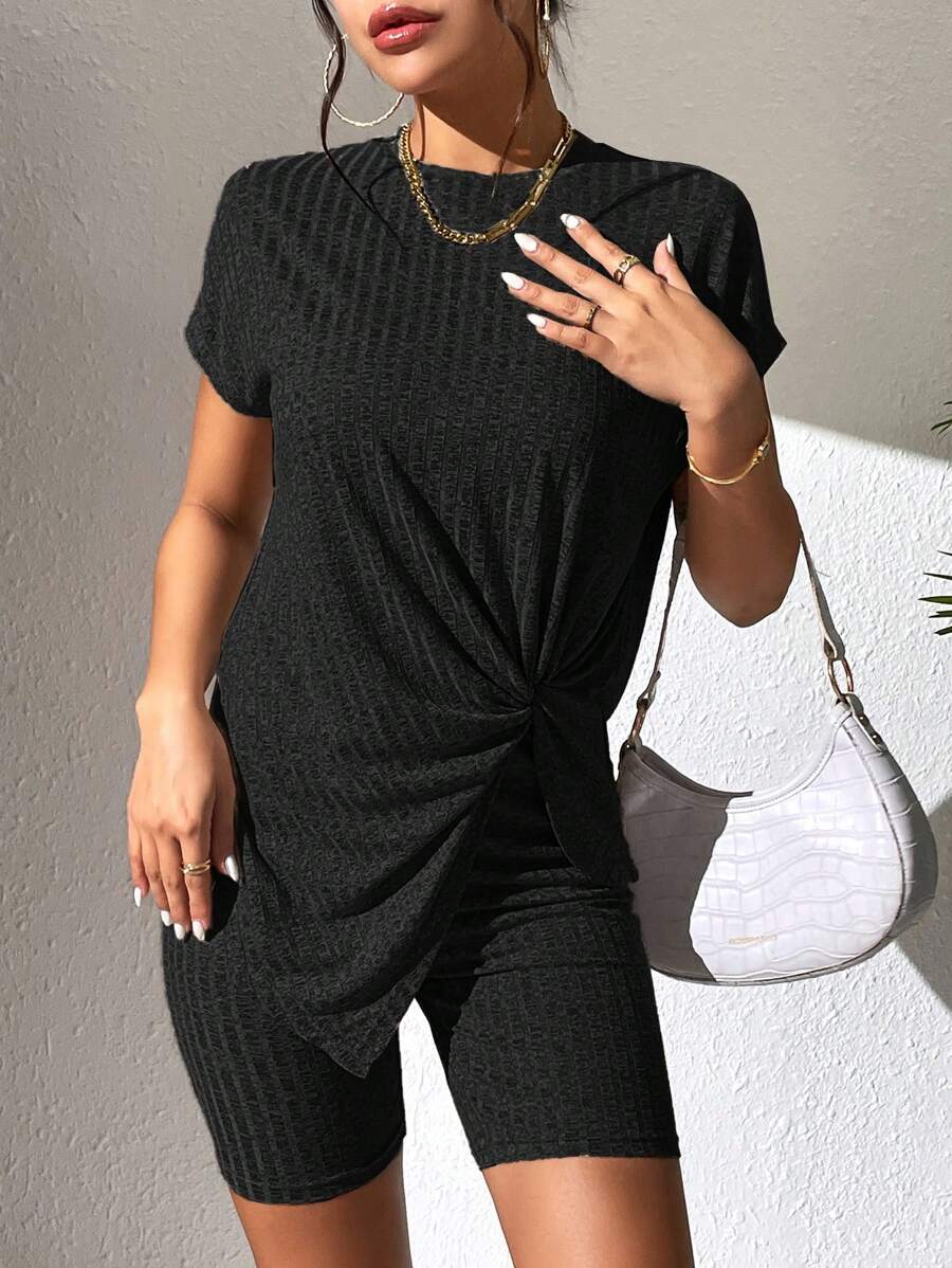 SHEIN Essnce 前扭結蝙蝠袖T恤和機車短褲 - 黑色 - 查看 1