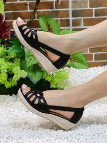 时尚女士金色镂空透气草绳一脚蹬坡跟凉鞋，休闲度假风格