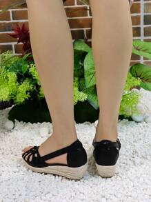 时尚女士金色镂空透气草绳一脚蹬坡跟凉鞋，休闲度假风格