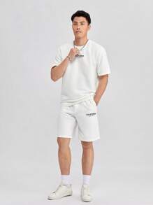 Manfinity RebelGame 宽松男士字母印花图案 T 恤和抽绳腰短裤套装 - 白色 - 查看 4