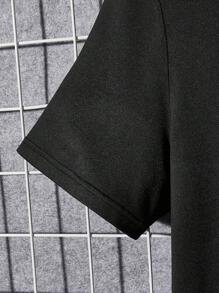 Manfinity RebelGame 男士短袖T恤合身版型，圓領垂肩寬鬆短袖圖形T恤，休閒潮流哈日風，夏季涼爽抗皺聚酯纖維面料 - 黑色 - 查看 3