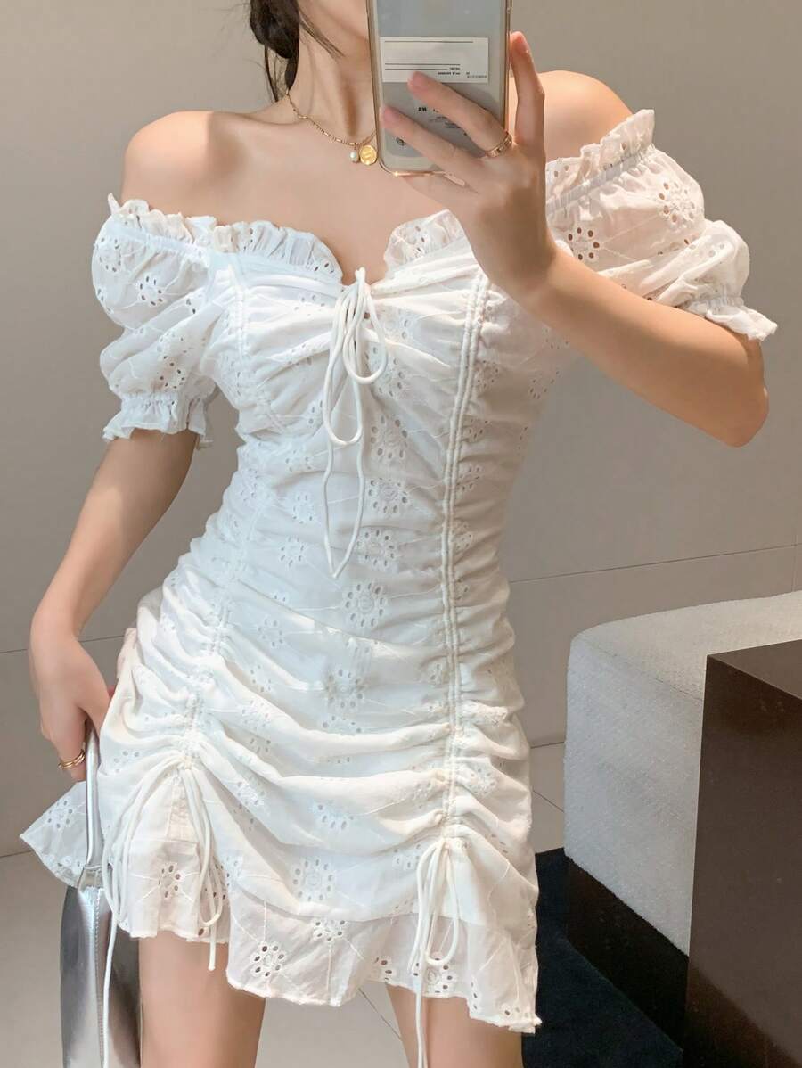 DAZY 纯色荷叶边饰带抽绳前褶皱荷叶边下摆露肩连衣裙、挤奶女工裙太阳裙、休闲女装 - 白色 - 查看 1