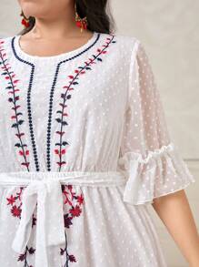 Mulvari 大碼花卉刺繡圓點繫腰帶連衣裙 - 白色 - 查看 6