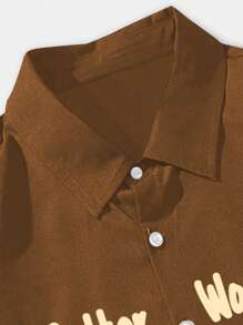 ROMWE MEN Street Life Áo sơ mi Nam Nút phía trước Lễ Các Thánh Slogan Đường phố - Cà phê nâu - Xem 3