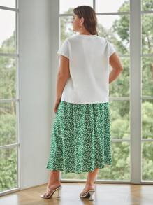 SHEIN Frenchy Plus Embroidery Letter and Heart Pattern Tee & Ditsy Floral Split Thigh Belted Skirt - Multicolor - View 4