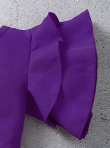 SHEIN 年輕女孩2入組，休閒單肩喇叭袖上衣和蝴蝶紙袋彈性腰短褲，夏季穿著 - 彩色 - 查看 3