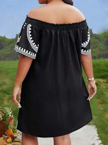 SHEIN Clasi Vestido bohemio de hombros descubiertos con estampado geométrico para tallas grandes, para el verano - Negro - Ver 2