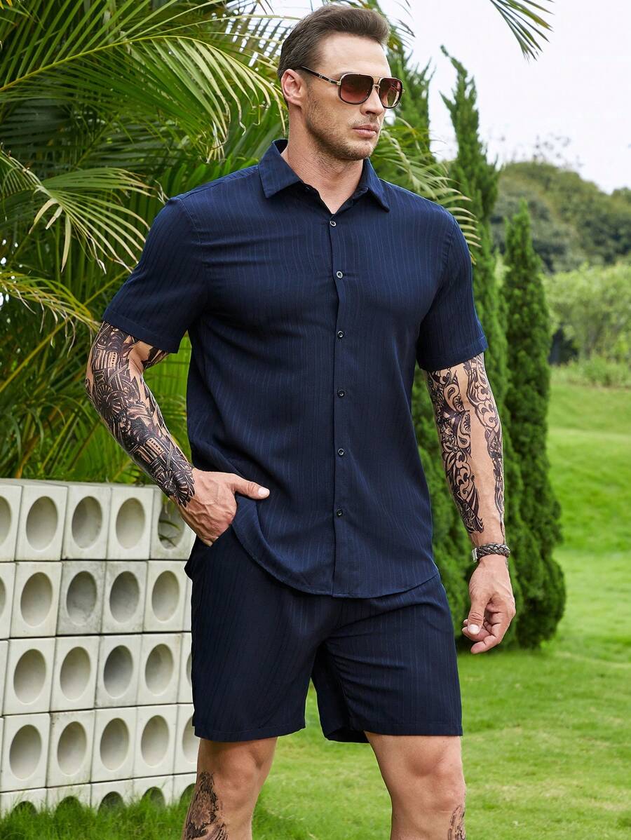 Manfinity Homme Áo sơ mi nam cài nút trơn cỡ lớn đi nghỉ mát & quần short cạp rút - Màu xanh hải quân - Xem 1