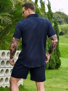 Manfinity Homme Áo sơ mi nam cài nút trơn cỡ lớn đi nghỉ mát & quần short cạp rút - Màu xanh hải quân - Xem 2