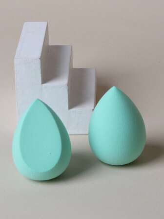 2件套美妆蛋套装，价格实惠，适合作为圣诞礼物，包含化妆品、化妆工具等，物美价廉，是送给女性的理想礼物，也是圣诞佳品。