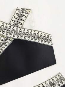 少女 V 形胶带交叉比基尼套装 夏日海滩