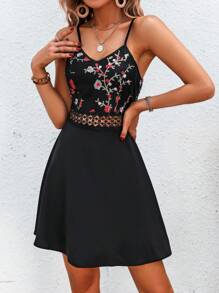 SHEIN Holidaya 印花水溶蕾絲拼接吊帶洋裝 - 黑色 - 查看 3