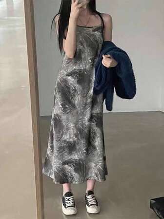 滿版印花吊帶連衣裙