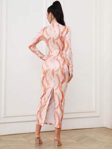 Vestido ajustado con estampado de mármol de cuello alto con abertura trasera - Rosa Pálido - Ver 2