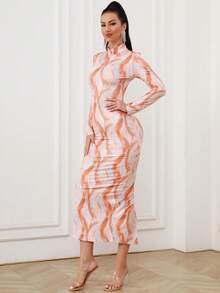 Vestido ajustado con estampado de mármol de cuello alto con abertura trasera - Rosa Pálido - Ver 3