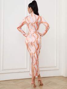 Vestido ajustado con estampado de mármol de cuello alto con abertura trasera - Rosa Pálido - Ver 7