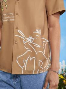 TOM & JERRY X SHEIN Áo sơ mi Nam Nút phía trước Hoạt hình Slogan Giải trí - Lạc đà - Xem 8