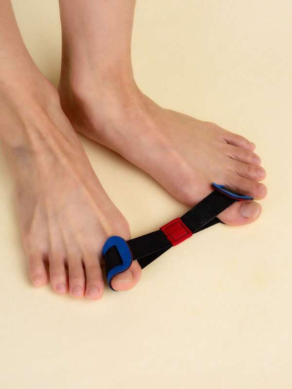 1 قطعة من أدوات تصويب الأصابع باللون الأزرق والأسود للجنسين، كما تحتوي على فاصل للأصابع وتميز للإبهام، وحجم قياسي لشد الحزام