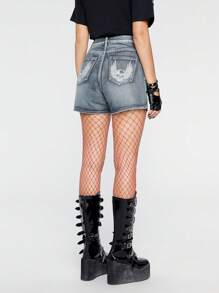 ROMWE Grunge Punk Skull & Wings Print Denim Shorts - Light Wash - View 3