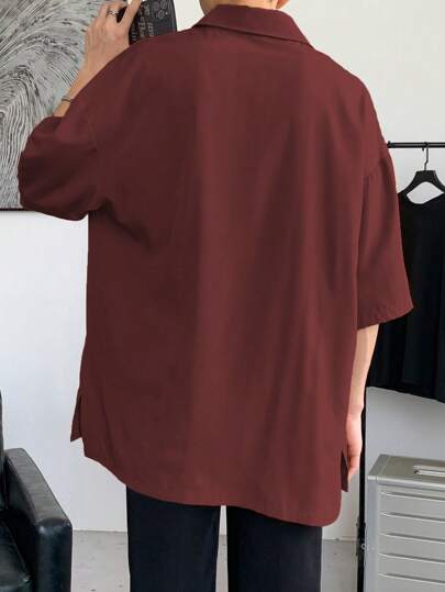 Camisa holgada de hombre con hombros caídos y botones sólidos de un solo color