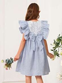 SHEIN 女孩條紋圖案蕾絲拼接後綁帶蝴蝶結荷葉邊連衣裙 - 淺藍色 - 查看 1