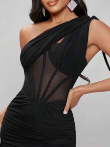 L'Amorae 單肩褶邊拼接網紗緊身連衣裙