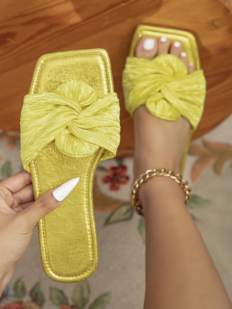 Dép Xăng Đan Thời Trang Màu Vàng Cho Nữ, Xăng Đan Xoắn Trang Trí Kim Loại