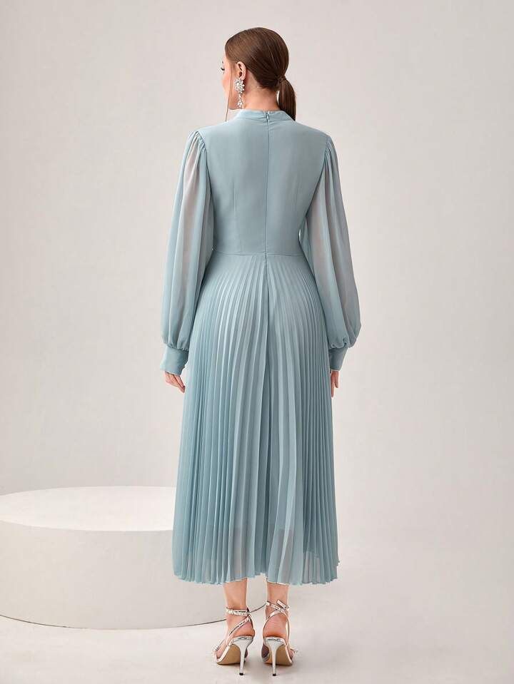 SHEIN Modely Notched Neckline Pleated Hem Dress | SHEIN