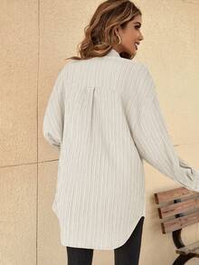 SHEIN LUNE Camisa de hombros caídos con parche de bolsillo con botón delantero - Beis - Ver 2