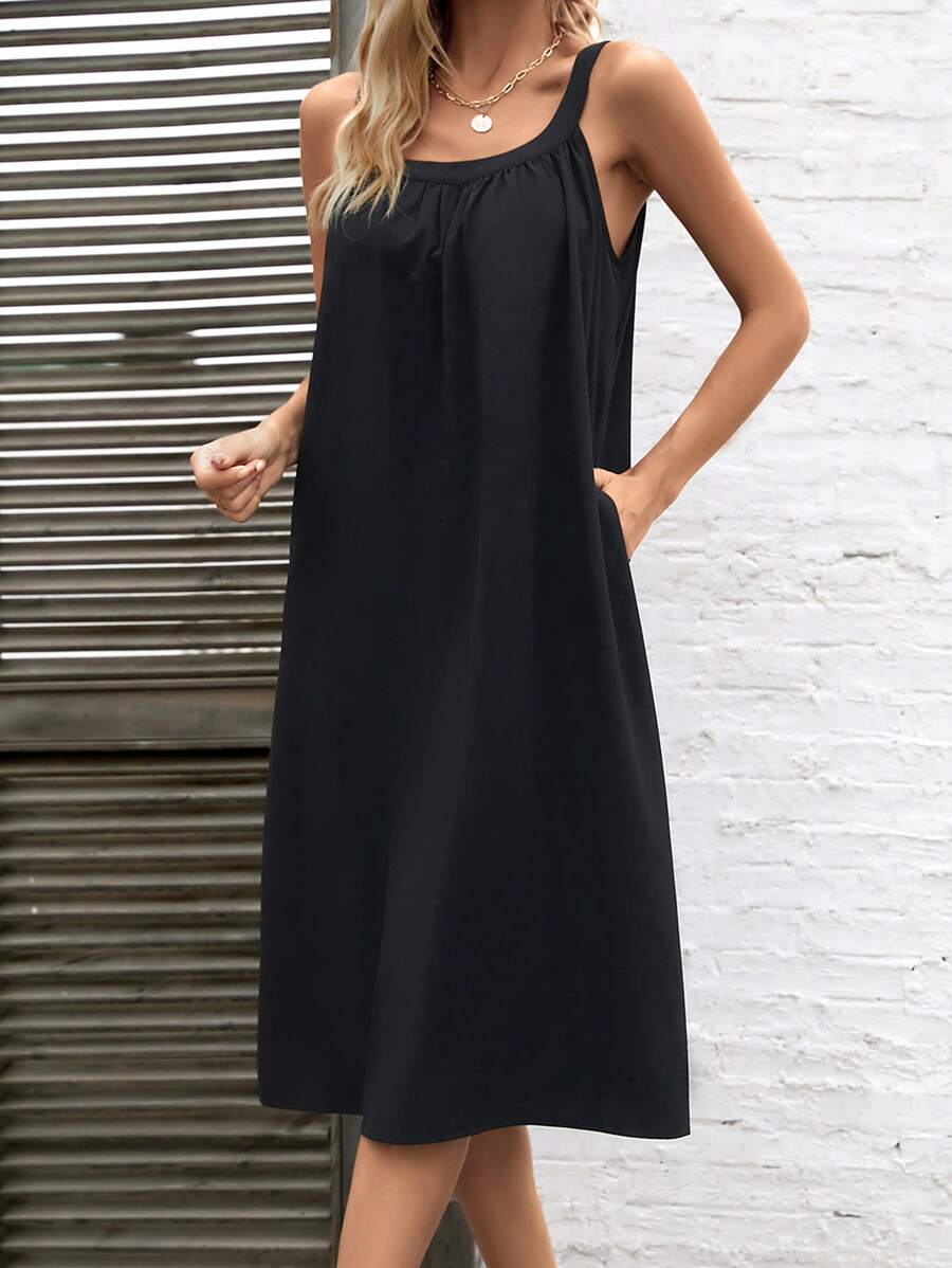 SHEIN LUNE 素色斜口袋吊帶連衣裙 - 黑色 - 查看 1