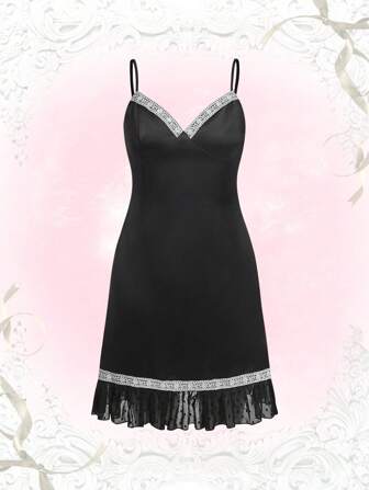 Abito con bretelle sottile pizzo a contrasto con volant