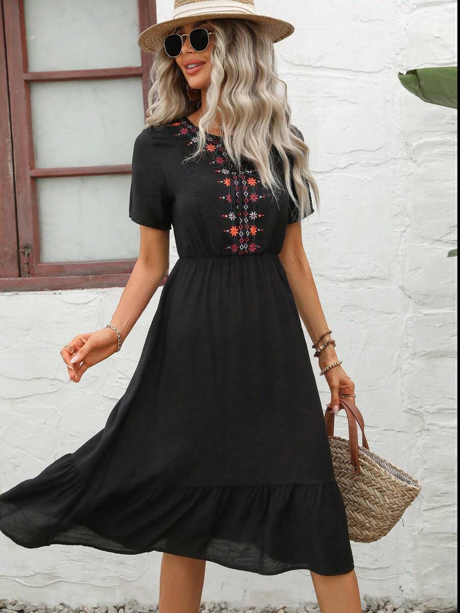 SHEIN Holidaya 花卉刺繡荷葉邊連衣裙 - 黑色 - 查看 1