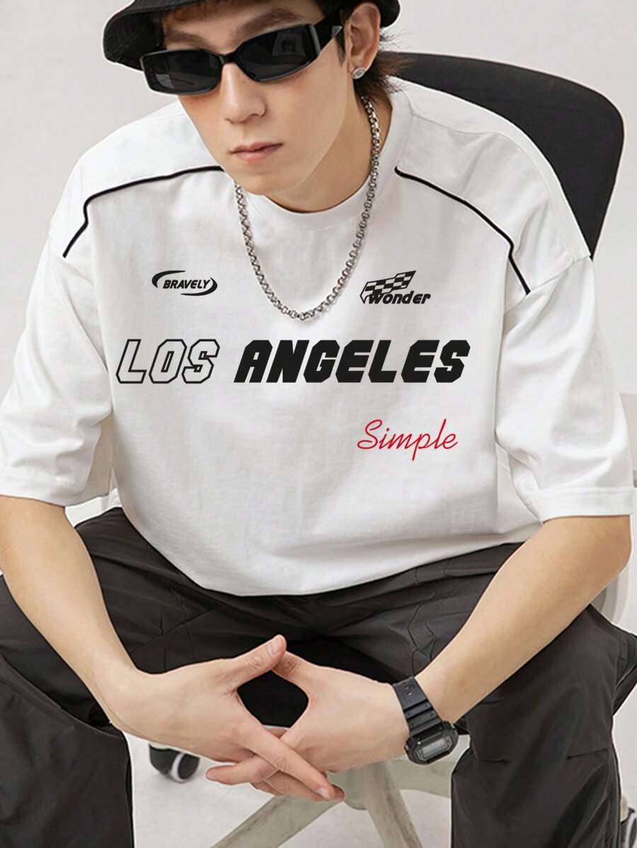 Manfinity Roghcode Camiseta cómoda de verano para hombre con gráficos de letras, detalles de tuberías contrastantes y diseño de manga caída - Blanco - Ver 1