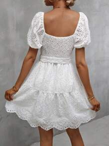 SHEIN VCAY 網眼刺繡貝殼邊繫腰帶連衣裙 - 白色 - 查看 5