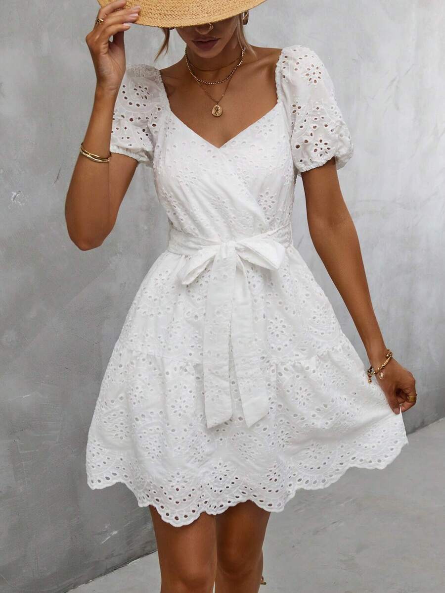 SHEIN VCAY 網眼刺繡貝殼邊繫腰帶連衣裙 - 白色 - 查看 1