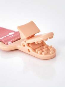 1条齿形双面花卉奶嘴链。颜色随机。带扣环和防缠绕设计，可防止奶嘴、牙胶、玩具丢失、首饰缠绕颈部或掉落造成窒息危险。非常适合新生儿。