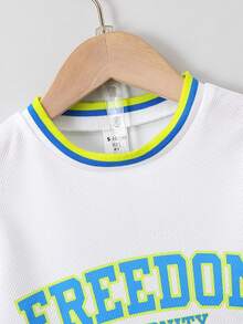 SHEIN 小男童字母圖案條紋飾邊假兩入組T恤&短褲套裝 - 彩色 - 查看 3