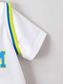 SHEIN 小男童字母圖案條紋飾邊假兩入組T恤&短褲套裝 - 彩色 - 查看 4