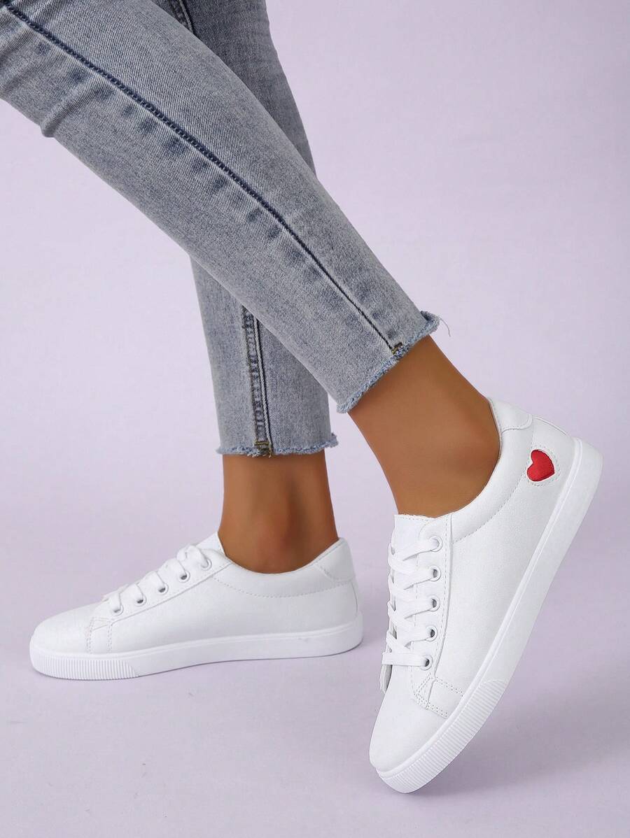 新款加大码白色帆布鞋，百搭学生运动鞋，时尚平底校鞋，休闲系带运动鞋