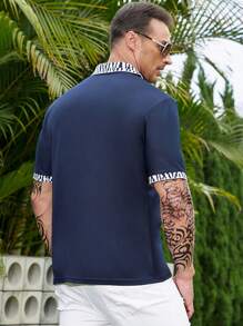 Manfinity Homme Áo thun có cổ Nam Dây kéo Hình học Giải trí - Màu xanh hải quân - Xem 2