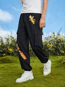 TOM & JERRY X SHEIN 男士卡通和字母圖案翻蓋口袋工裝褲 - 黑色 - 查看 1